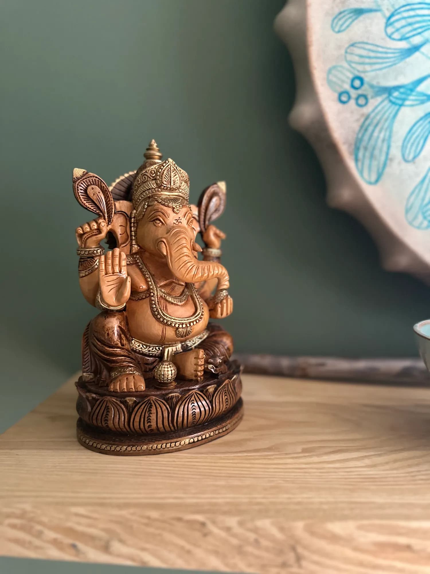 Ganesha-Figur auf der Fensterbank in unserem Yoga-Raum