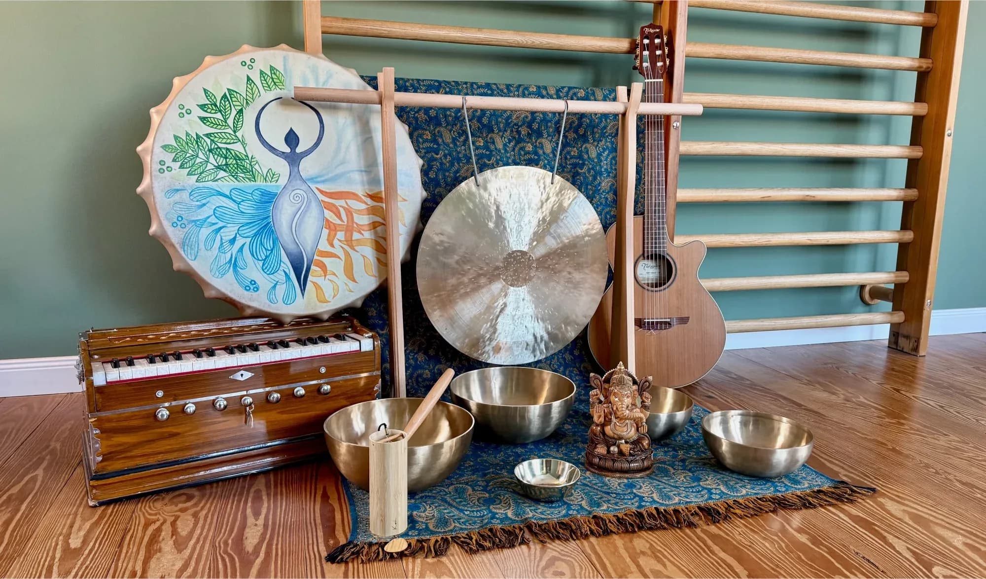 Klangschalen, Gong, Harmonium und Instrumente in unserem Yoga-Raum