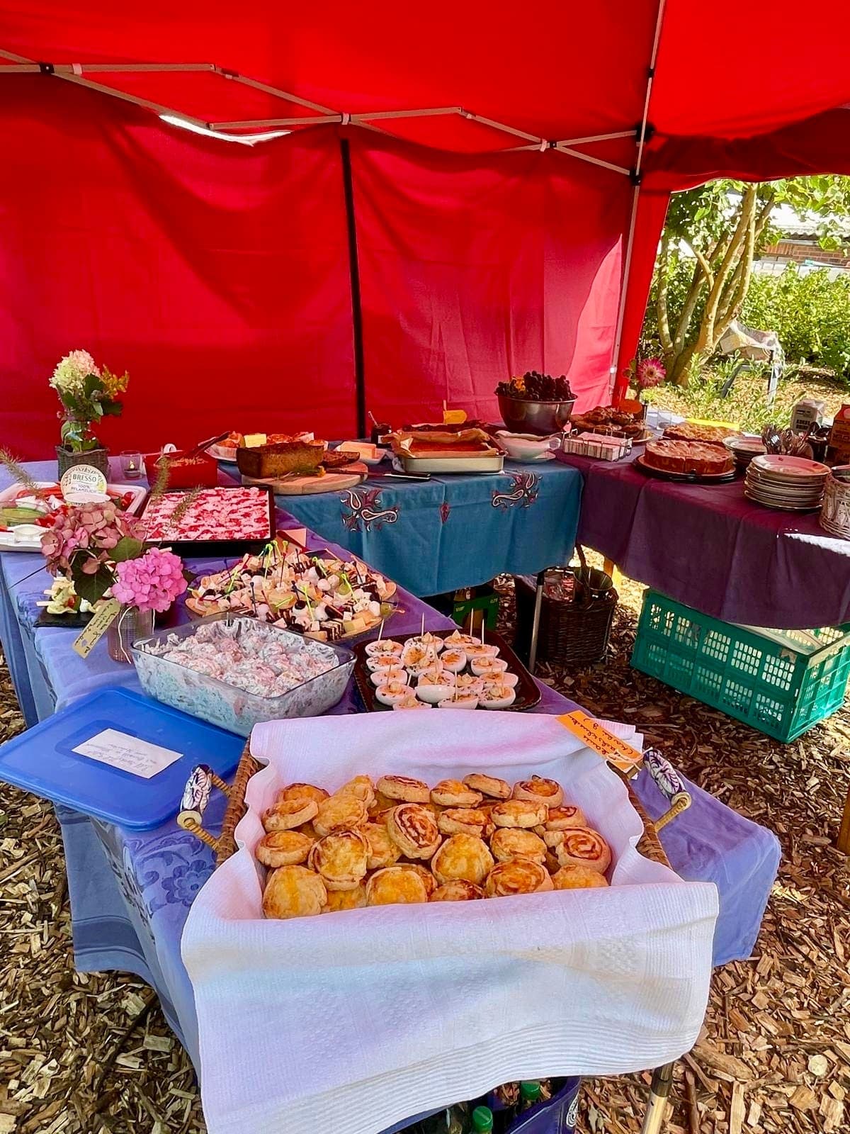 Reich gedecktes Buffet im Festzelt