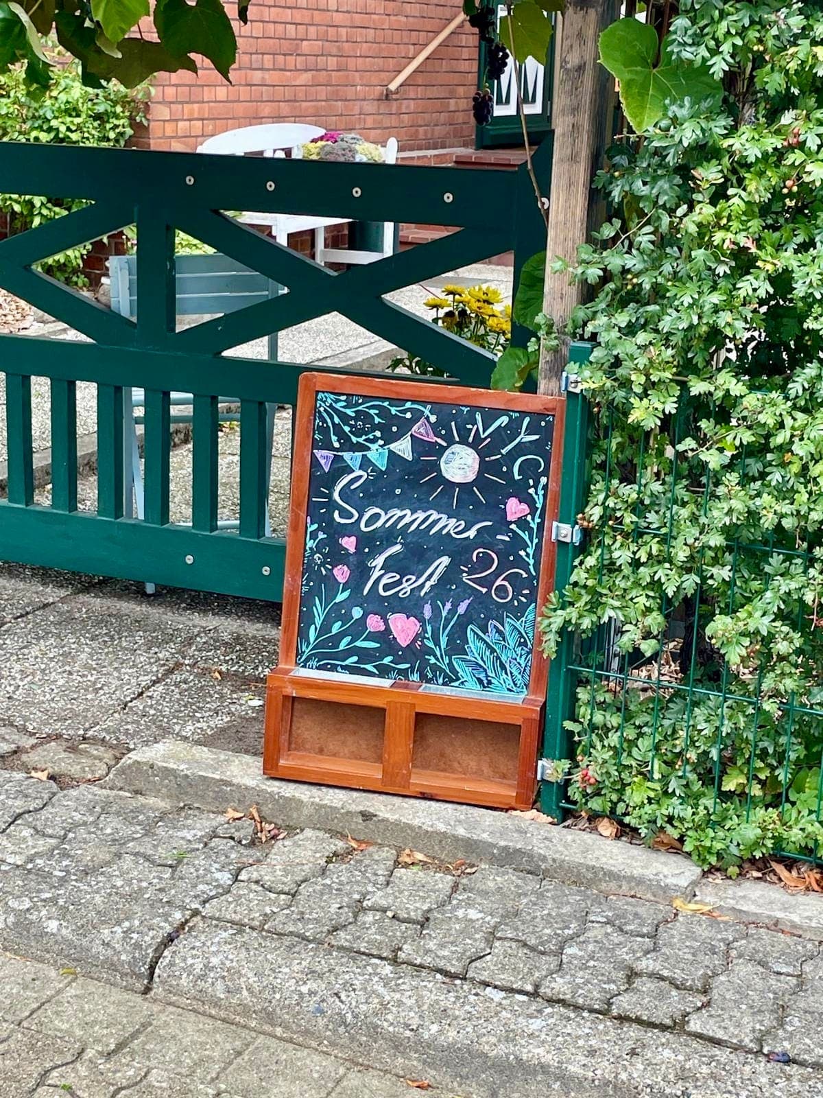 Kreidetafel am Gartentor: Sommerfest ’26